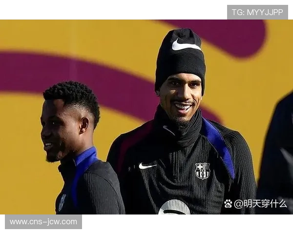 点球被扑后,巴萨小将亚马尔低头不语,莱万上前搂肩安慰。 点球被扑后,巴萨小将亚马尔低头不语,莱万上前搂肩安慰。